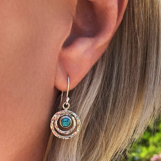 Emma – Boho-Ohrringe mit Saturnmotiv und Türkisstein