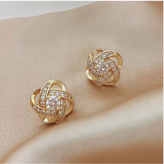 Luxuriöse Ohrstecker aus Gold und Zirkonia