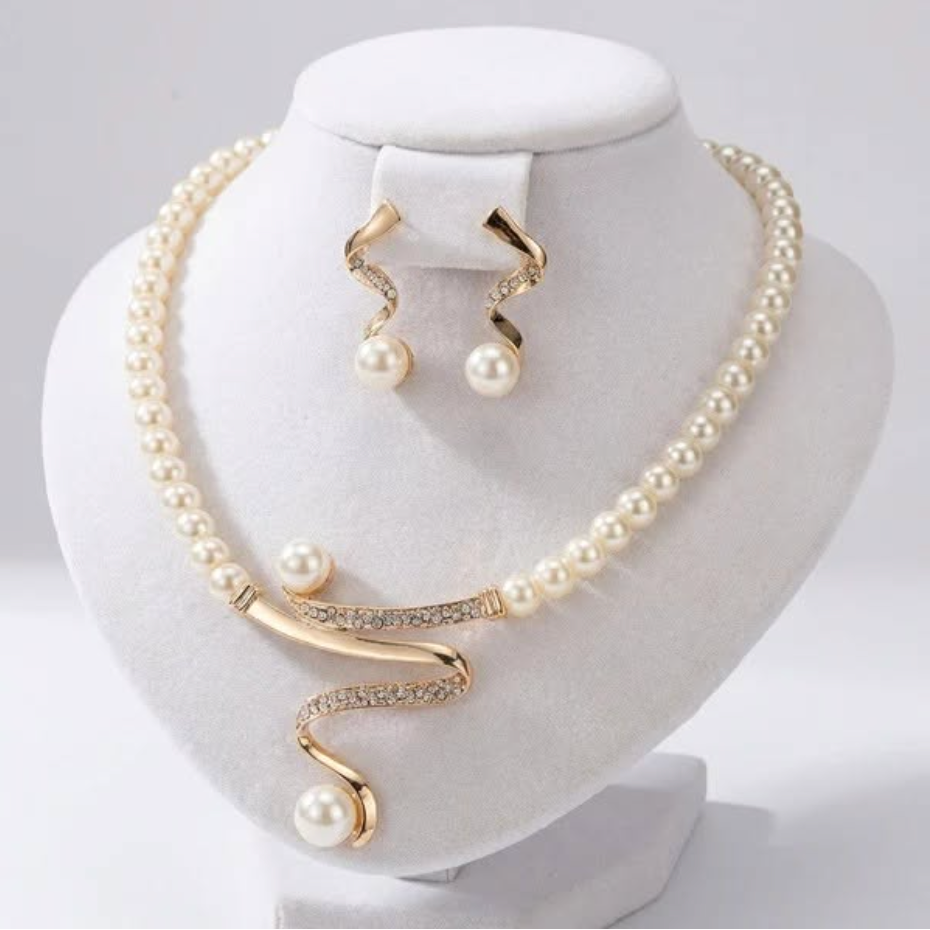 Set aus Halskette und Ohrringen mit Naturperlen