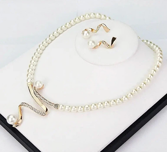 Set aus Halskette und Ohrringen mit Naturperlen