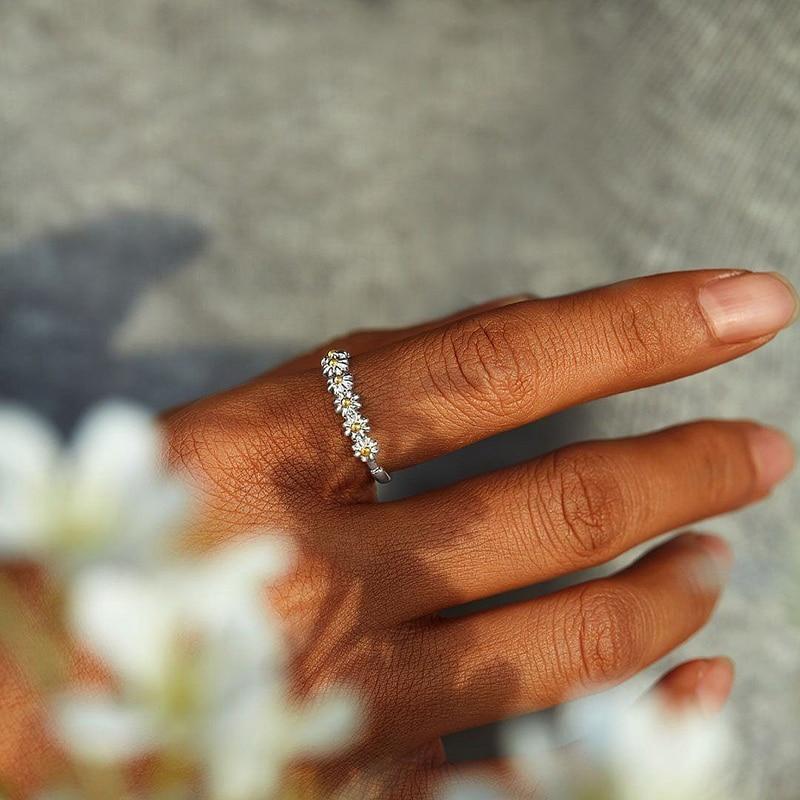 Margueritring – sølv og håndmalet elegance