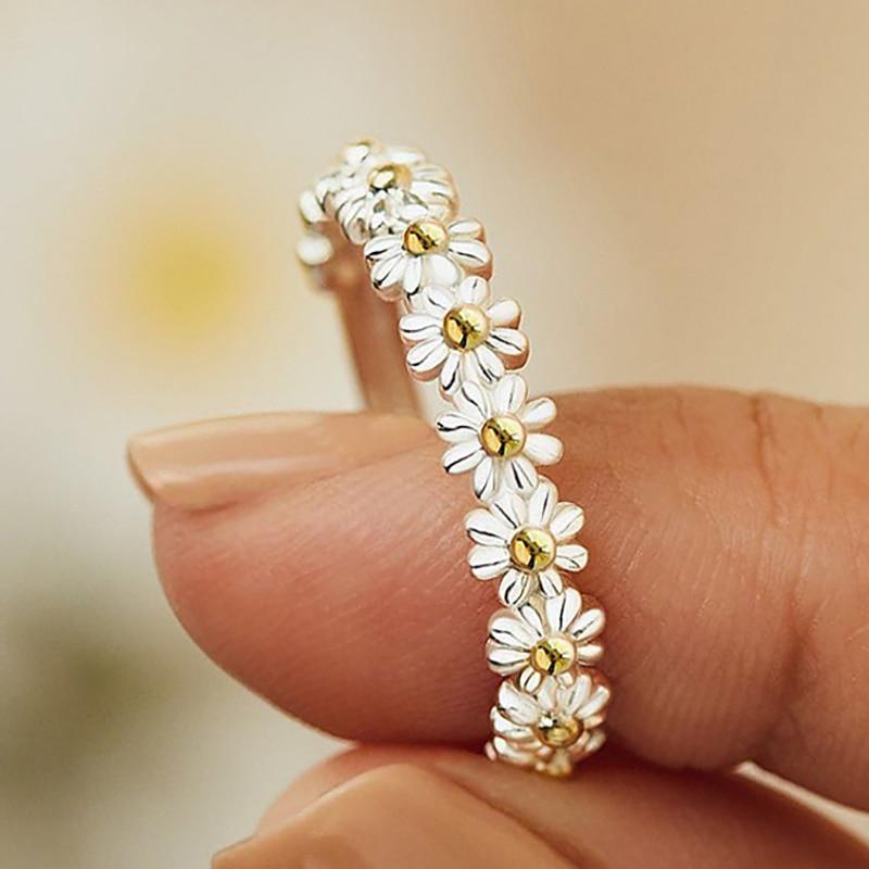 Margueritring – sølv og håndmalet elegance
