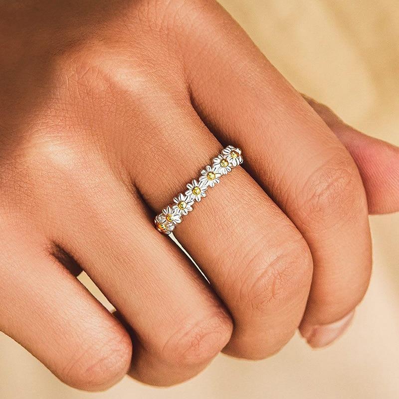 Margueritring – sølv og håndmalet elegance