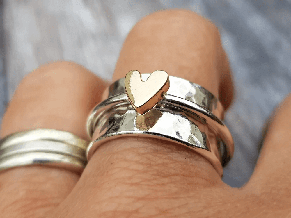 Ring – i sølv med hjerte i guld