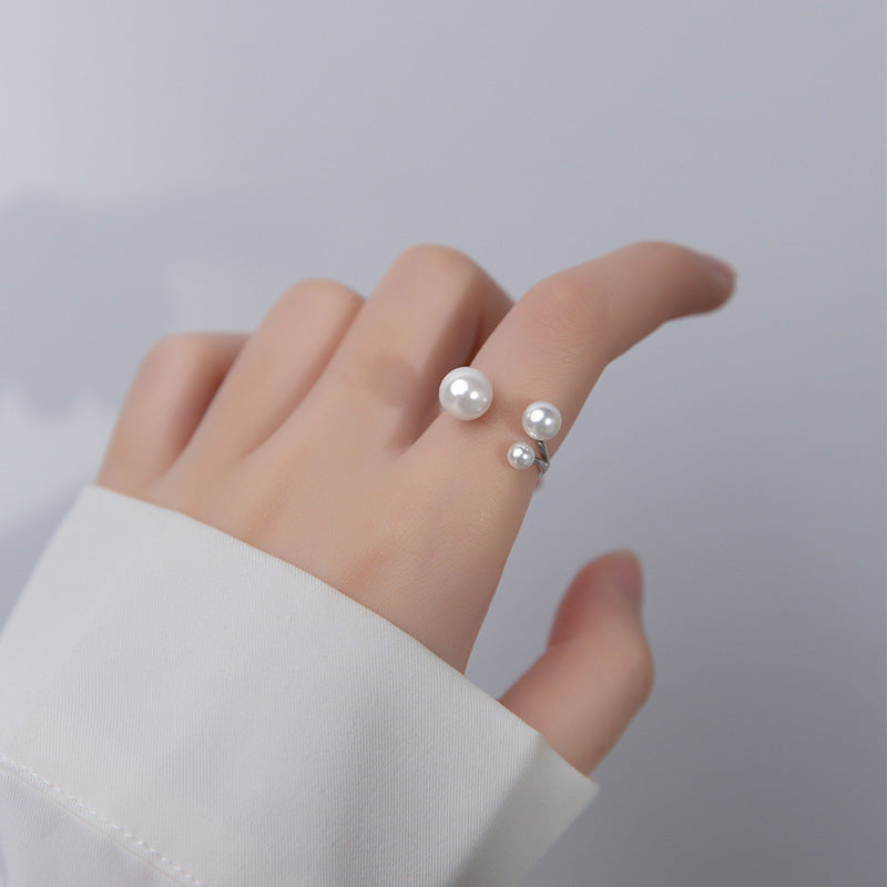 Verstellbarer Ring mit drei Süßwasserperlen
