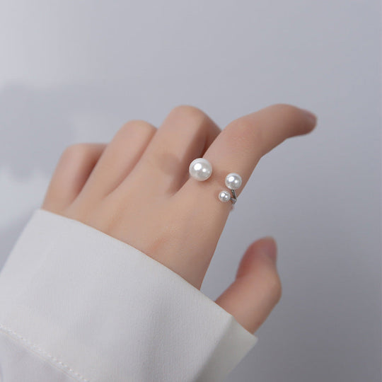 Verstellbarer Ring mit drei Süßwasserperlen