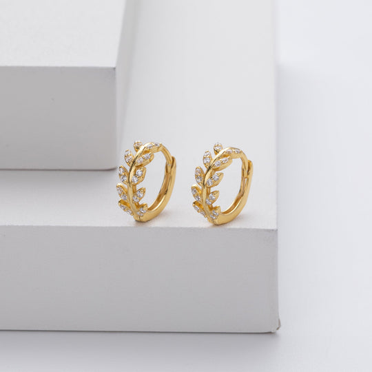 Laticia – Elegante Ohrringe mit Blattmotiv und gefassten Steinen