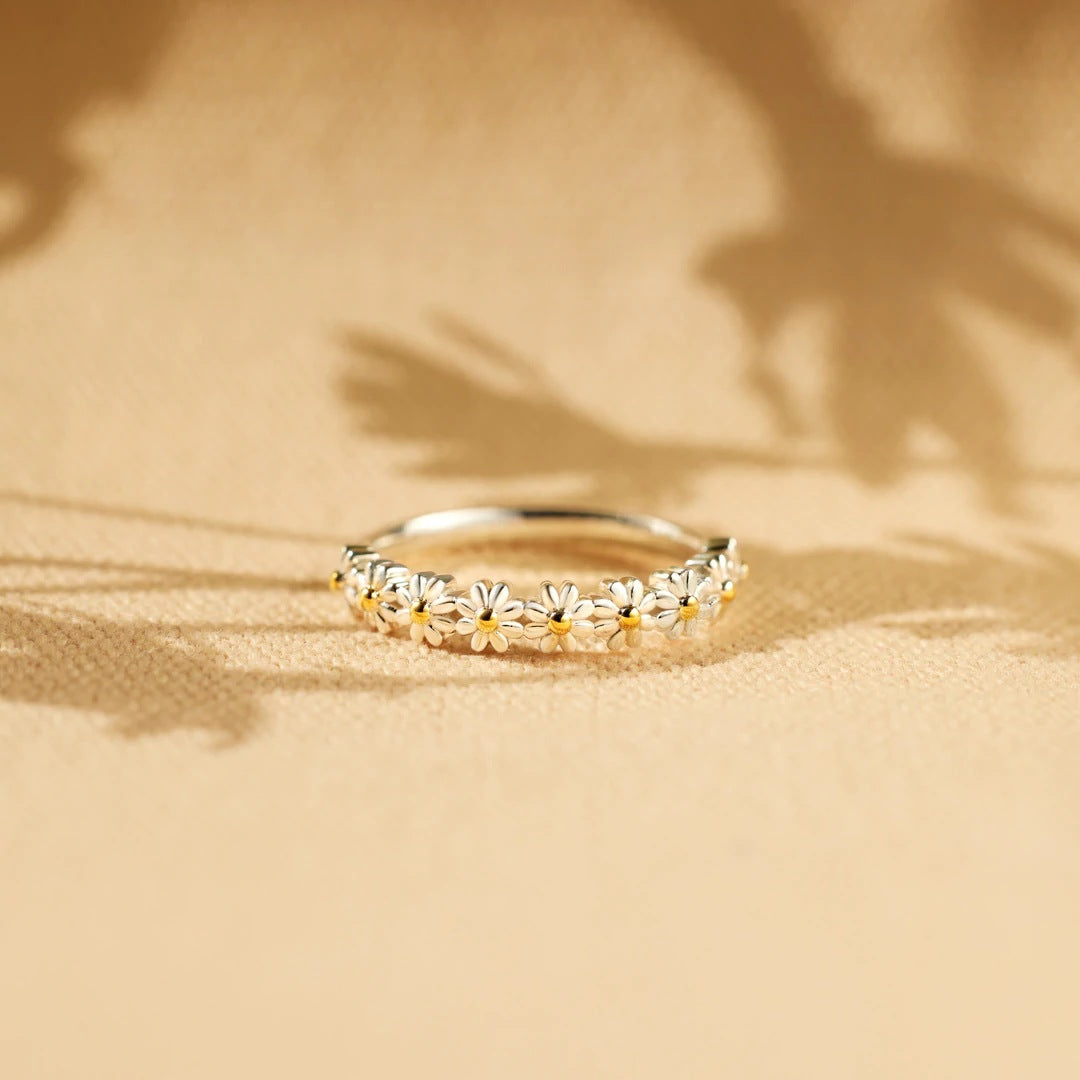 Luxuriöser Ring mit Blumenmotiv