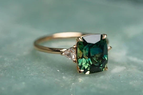 Guldring med vintageinspireret sten