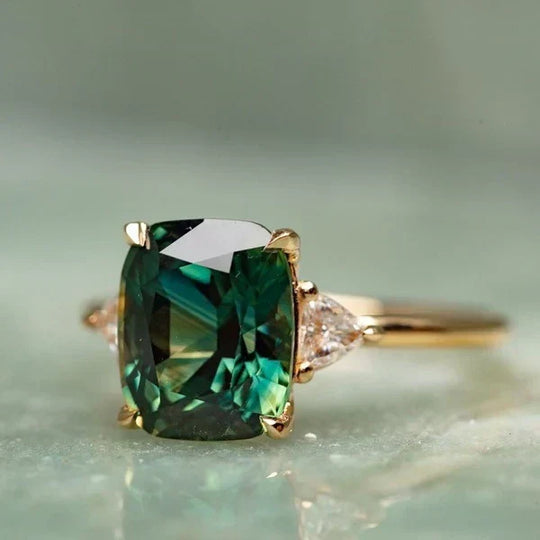 Guldring med vintageinspireret sten