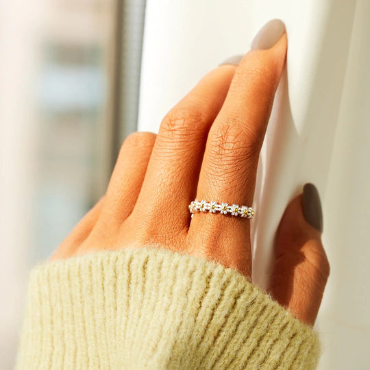 Luxuriöser Ring mit Blumenmotiv