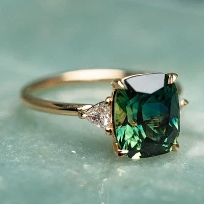 Guldring med vintageinspireret sten