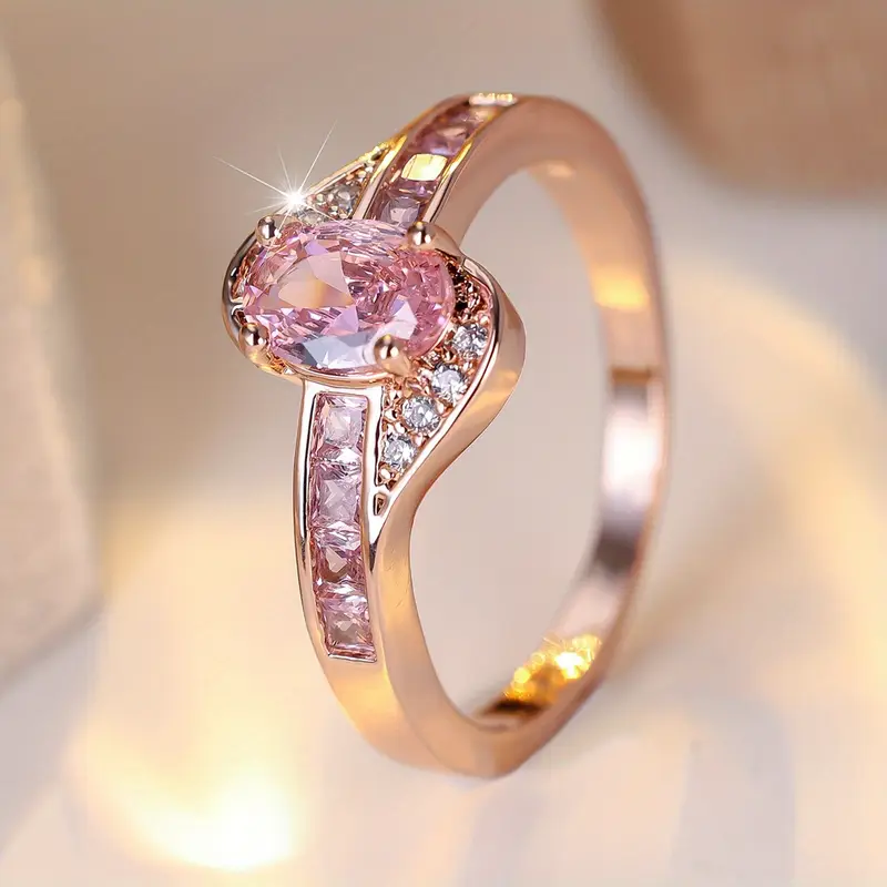 Ring – guldfarvet med rosa krystal