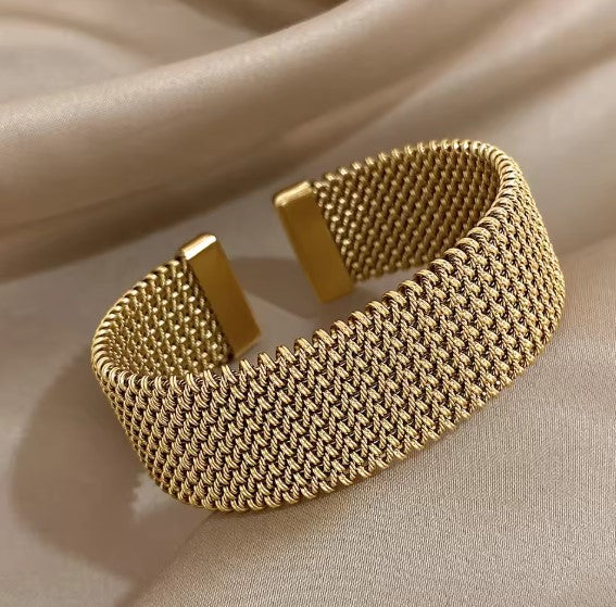 Armbånd – elegant en flettet kæde med design åbent