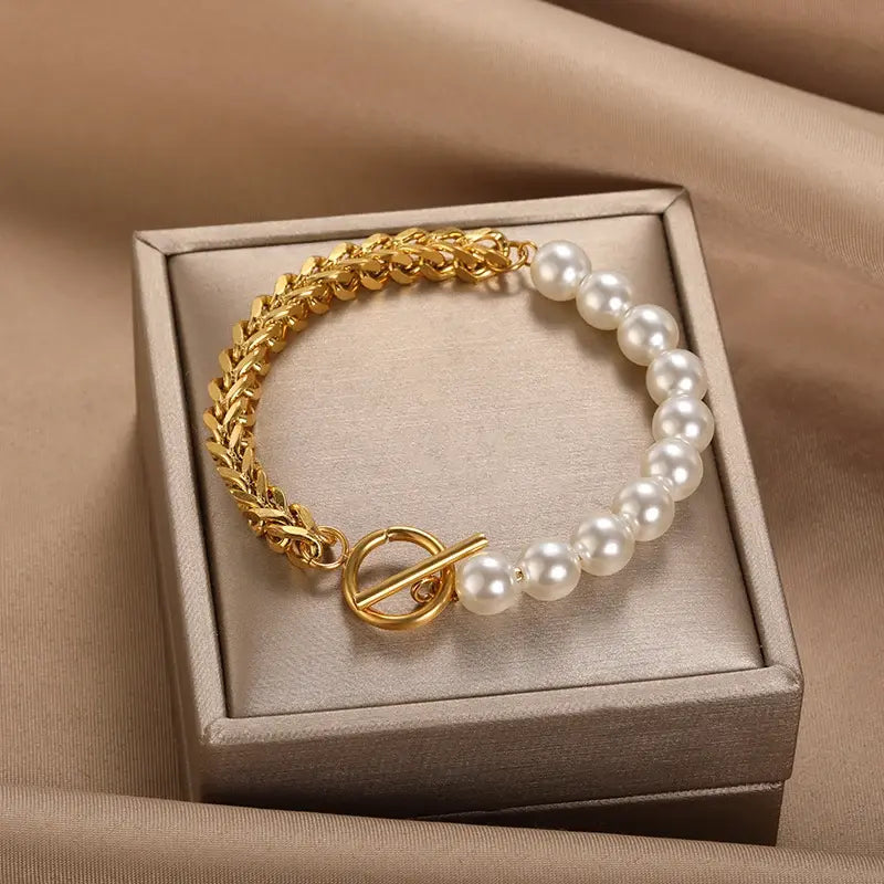 Armbånd – elegant i guld og perler