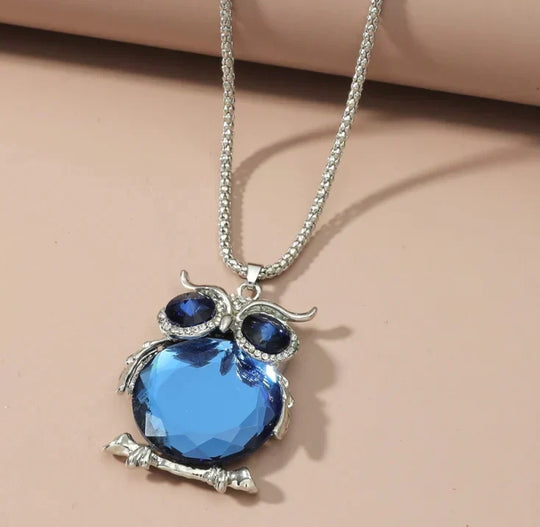 Ella – Halskette mit Eule und blauem Kristall