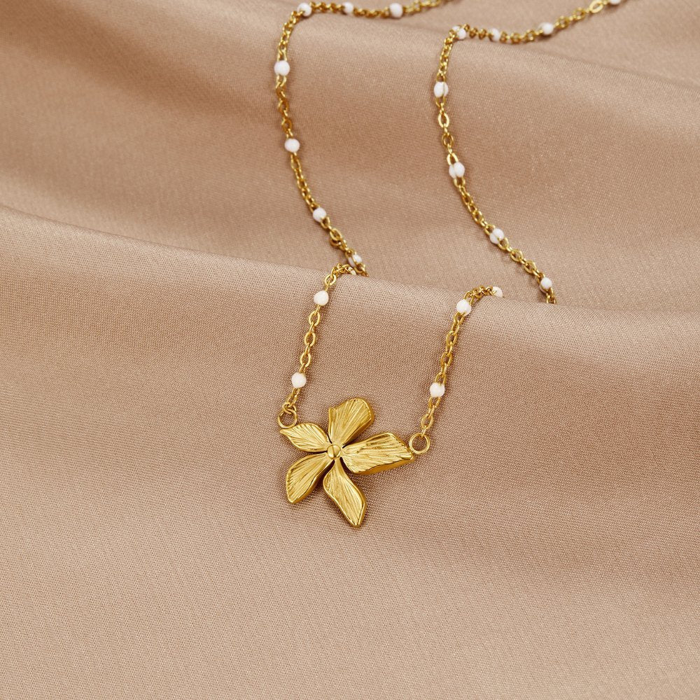 Halskæde – elegant med blomst i guld