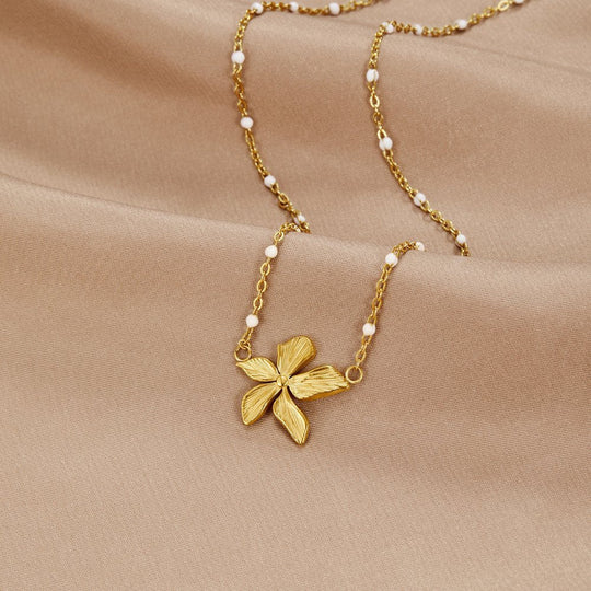 Halskæde – elegant med blomst i guld