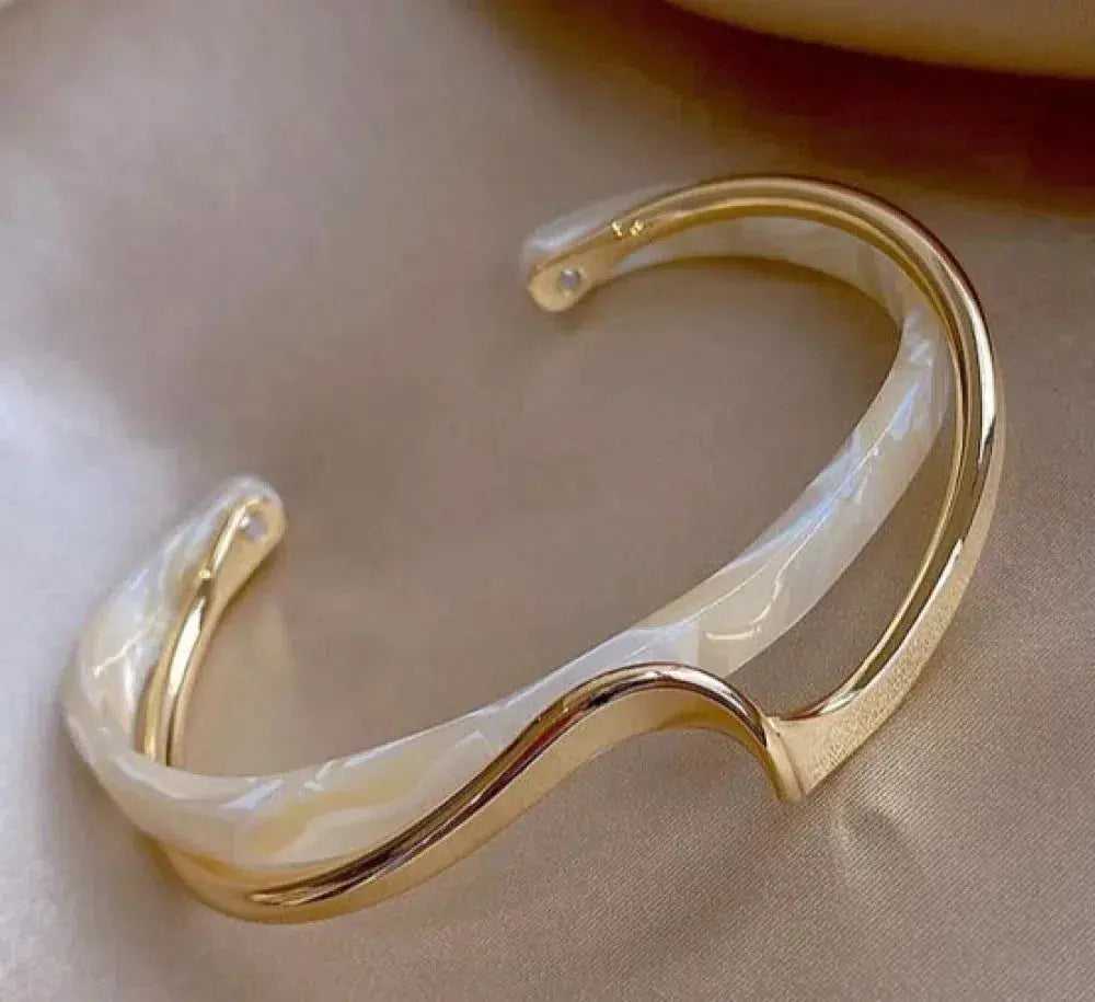 Armbånd – elegant i guld med hvid opal